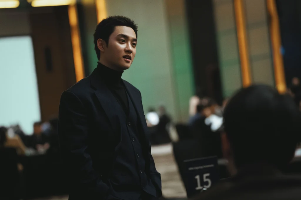 Banner for "The Mastermind" game featuring a villain in an all-black suit, smiling, with a cat-and-mouse theme.